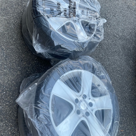 Mercedes Benz 2015 Cla 250 17” Rims 4 set of 4 Set of Tires - Picture 4 of 5